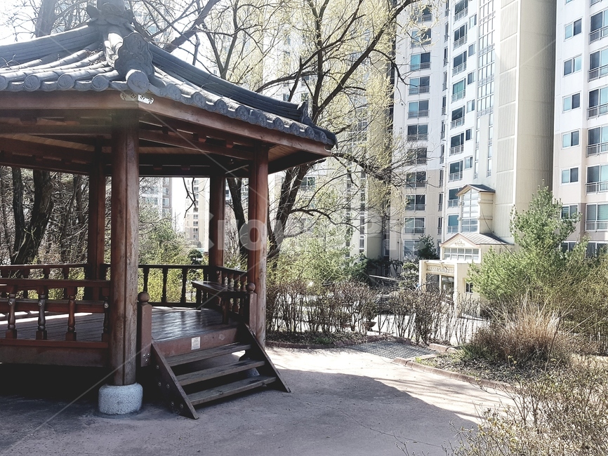 정자,육각정,쉼,의자,휴식,햇살,따뜻함,봄,바람,시원함,그늘,공원,아파트,산책로,조형물,도심속,나무,건축물,건물외관,exterior,building,structure,architecture,construction