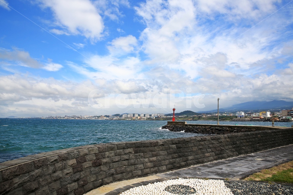 outdoors,옥외,nature,자연,water,물,ocean,대양,sea,바다,shoreline,해안선,제주,한림해변,해변,등대,구름,하늘