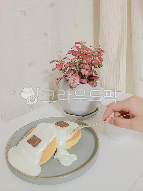 수플레,수플레팬케이크,팬케이크,디저트,케이크,홈베이킹,홈카페,음식,식재료,요리,베이킹,브런치,제과,제빵,제과제빵,카페,간식,후식,빵,커피,초콜릿,생크림,손,포크,사람