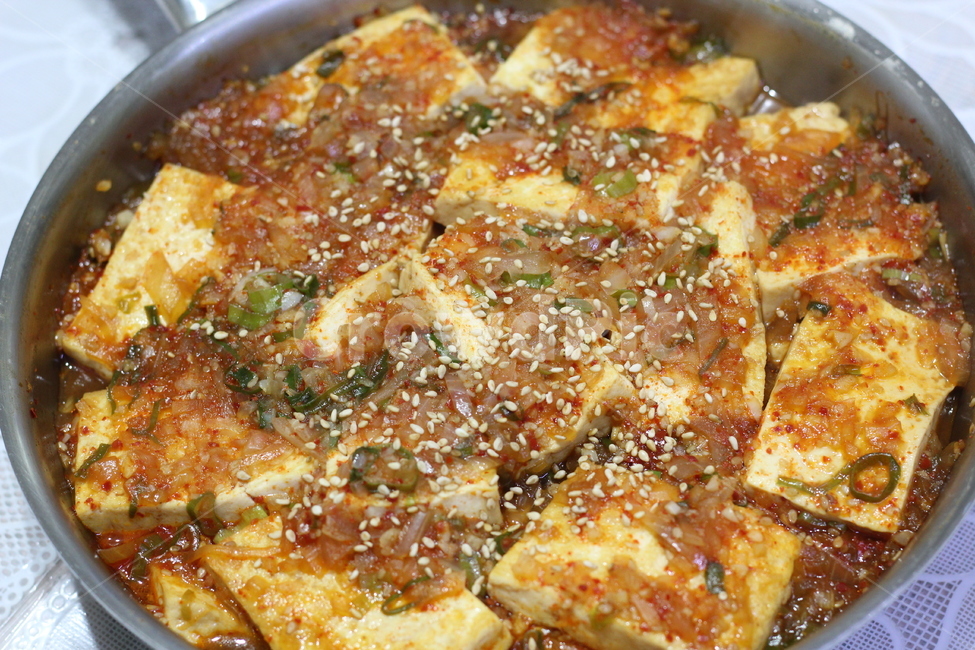 두부조림,두부,양념,깨소금,파,고추가루,스텐레스냄비,음식,food,한식,마늘