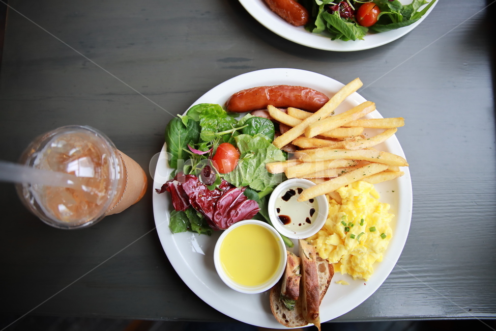 감자튀김,스크램블,달걀,야채,샐러드,쥬스,식탁,브런치,소시지,scramble,sausage,빵,bread,frenchfries,salad,juice,brunch,아침식사,조식,브런치,breakfast,brunch