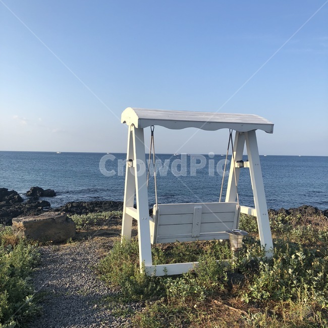 그네,바다,하늘,푸른하늘,푸른바다,여름,제주도,흔들의자,의자,잔디,꽃,풍경,자연,하늘색,푸른,돌,배경