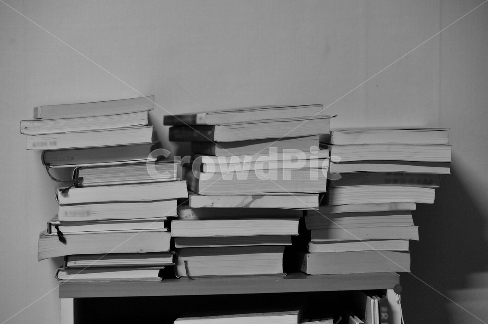 책,독서,책장,벽,흑백사진,흑백,모노톤,monochrome,black and white,교육,학교,공부,education,learning,study,school