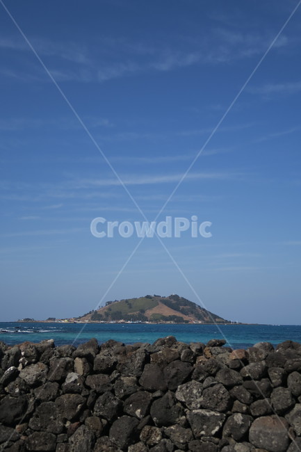 비양도,제주도,바다,섬,파랑,돌,현무암,구름,자연,자연,풍경,nature,landscape,한국자연풍경,한국자연경관,korea nature landscape,제주도,jeju,jeju island,outdoors,옥외,land,땅,sea,water,물,ocean,대양,shoreline,해안선,coast,연안