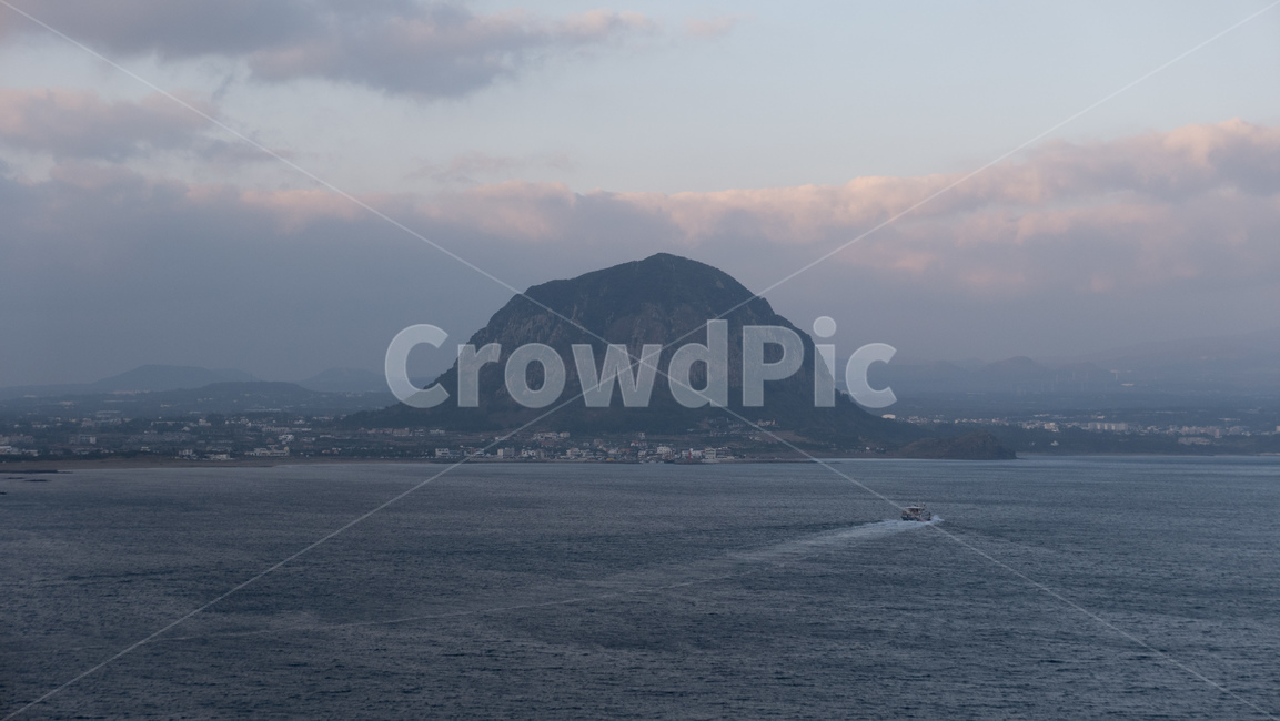 제주,제주도,jeju,섬,island,하늘,sky,바다,sea,blue,파란색,구름,cloud,풍경,자연,nature,landscape,산방산,오름,해질녘,twilight,자연,풍경,nature,landscape,한국자연풍경,한국자연경관,korea nature landscape,제주도,jeju,jeju island