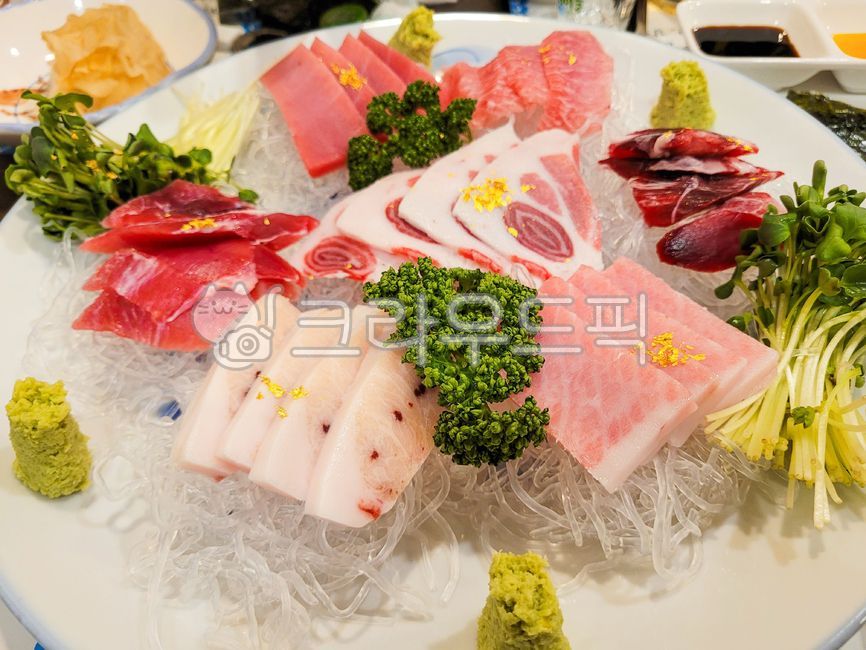 swordfish,radish,frozen tuna,Mekka Road,tuna sashimi,Bluefin tuna,Bluefin tuna bonefish,Boo Sal,belly button,Grilled belly meat,Bluefin tuna neck meat,Tuna part,Wasabi,raw fish restaurant,neck meat