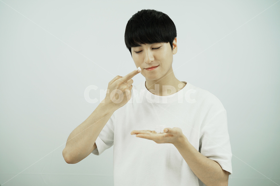 남자,뷰티,스킨케어,피부관리,로션,화장품,lotion,beauty,skincare,cosmetic,남성,그루밍족,사람,인물,인간,human,person,남성,남자,man,male,뷰티,미용,beauty treatment
