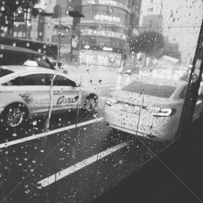 비,분위기,비오는날,창문,물방울,빗방울,차안,도시,감성,비,비오는날,rain,rainy,흑백,모노톤,monochrome,black and white,교통,교통수단,traffic,transportation
