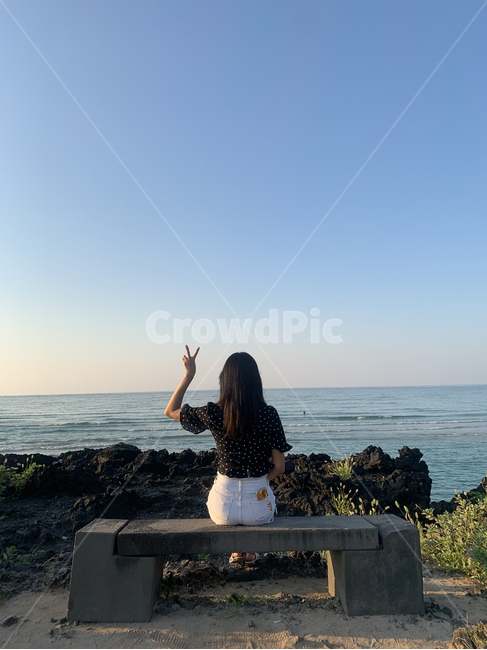 제주도,바다,함덕해변,브이,사람,person,인간,human,heart,sea,beach,jeju,수평선,의자,벤치,bench,여성,여자,woman,female,lady,여행,휴가,traveling,vacation,trip