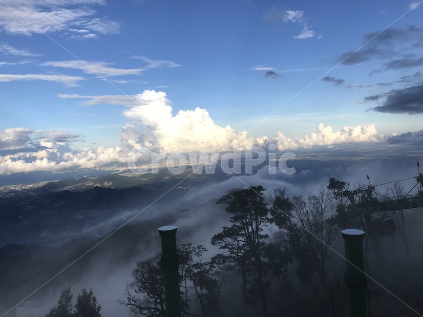 자연,날씨,옥외,야외,구름,하늘,안개,맑음,빛,낮,산,나무,마을,땅,atmosphere,beautiful,blue,bright,cloud,clouds,cloudscape,color,day,environment,fog,foggy,forest,green,landscape,light,mist,mountain,natural,nature,outdoor,scenic,sky,sun,view,weather,white