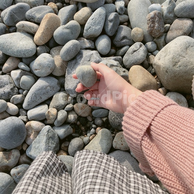 몽돌,해수욕장,바다,분위기,돌멩이,돌,신체일부,몸,body