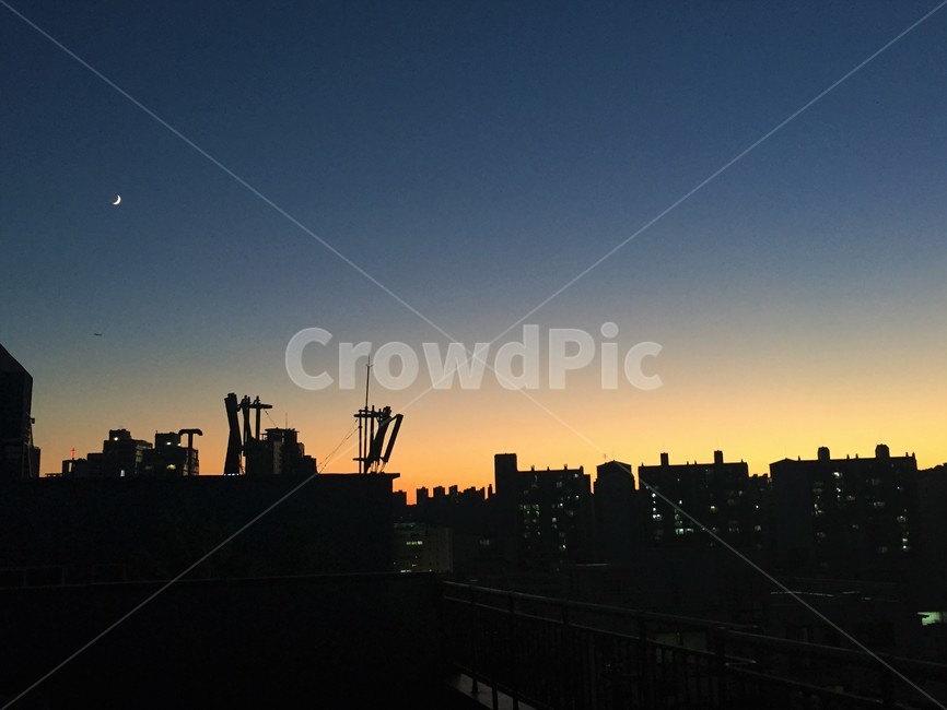 초승달,스카이라인,도시실루엣,초저녁,도시하늘,도시,풍경,city,landscape,실루엣,그림자,silhouette,shadow
