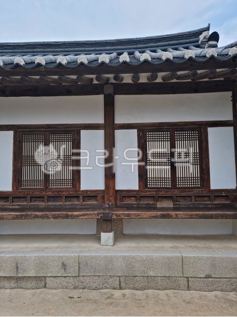 한국전통,지붕,마루,닫힌,돌벽,마당,흙,나무,한옥,전통,건축,창살,창호지,문,도어,전통문,디딤돌,문살,창호,한국,벽,갈색,브라운,나뭇결,나무무늬,기와,기와집,처마,처마밑,주춧돌,나무기둥,우드,우든,블럭,보도블럭,집,하우스,방문,출입문,출입구,자물쇠,경복궁,궁,궁궐