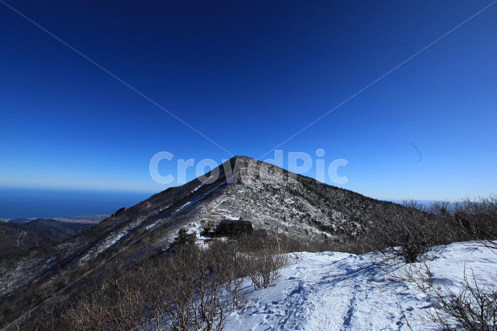 겨울산,설악산,등산,하얀눈,파란하늘,대청봉,중청대피소,겨울,계절,winter,season,자연,풍경,nature,landscape,outdoors,옥외,mountain,산