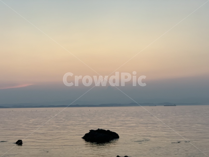 sky,sunset,pink,blue,분홍색,파랑색,하늘,노을,바다,바위,풍경,바닷가,sea