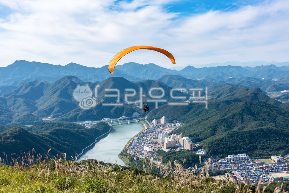 sky,gliding,Yangbangsan Mountain,leisure sports,nature,Danyang,mountain range,Namhan River,building,cloud,mountain,city area,paragliding,outdoors,bridge