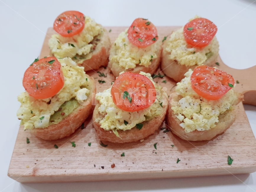 카나페,토마토,계란,바게트,도마,플레팅,음식,커피집,카페