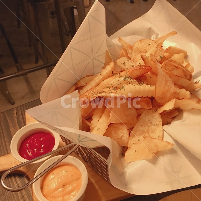 감자튀김,감자칩,friedpotato,chips,소스,케찹,머스터드,바삭바삭,안주,음식,식재료,요리,food,cook,meal,dishes,food reserves,양식,서양음식,서양요리,western food,western dishes,western meal,western cook