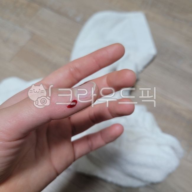 finger,body part,blood,daeil band,firstaid,person,first aid,injury,band,bodypart,left hand,hand