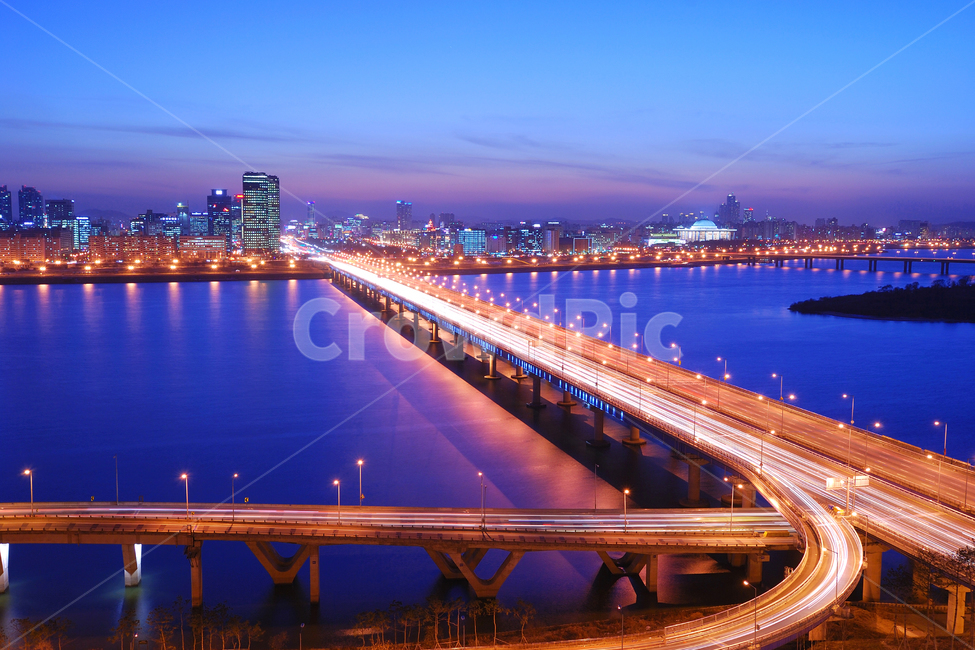 boulevard,city,skyline,building,Han River,riverside road,Seoul,road,Yeouido,cityscape,Korea,highrise building,business,city night view,downtown,riverside,trajectory,Night view,National Assembly building,background,sunset,Mapo Bridge,bridge,river,landscape