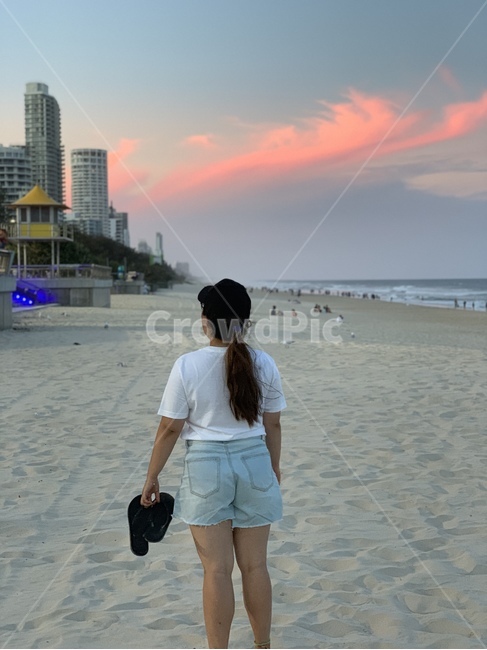 노을,해변,모래사장,구름,인물,뒷모습,신발,반바지,여자,반팔