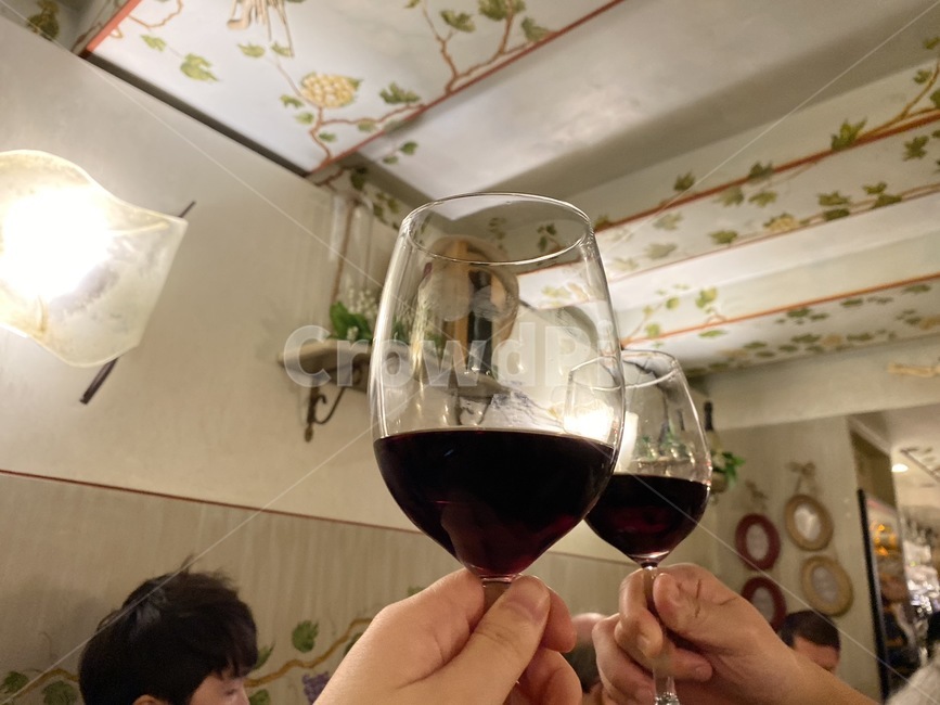 와인,와인잔,건배,wine,redwine,레드와인,cheers,분위기있는,person,사람,손