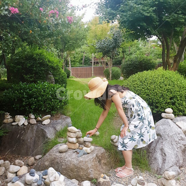 돌담,자연,숲속,정원,사람,여자,사람,인물,인간,human,person,여성,여자,woman,female,lady