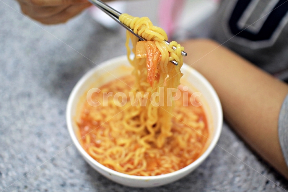 라면,식사,국물,김치라면,김치,음식,푸드,food,meal,dishes,noodles,한식,한국음식,koreanfood,koreandishes,koreanmeal,koreancook,면류,얼큰,먹방,사람,인물,인간,human,person,신체일부,몸,body,음식,식재료,요리,food,cook,meal,dishes,food reserves,면류,면요리,noodles
