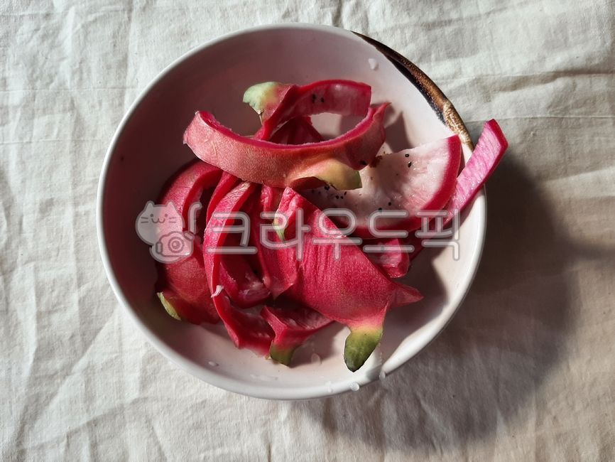 food,음식,껍질,용과,껍데기,과일껍질,용과껍질,용과껍데기,접시,그릇,plate,린넨천,과일