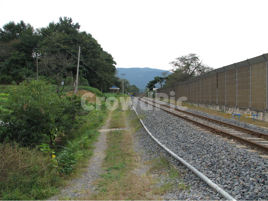 기찻길,기차역,주산역,기차,철로,주산,railroad,trainstation,jusantrainstation,train,railway,jusan,교통,교통수단,traffic,transportation,철도,rail,레일,train track,dirt road,흙길,road,도로,gravel,자갈