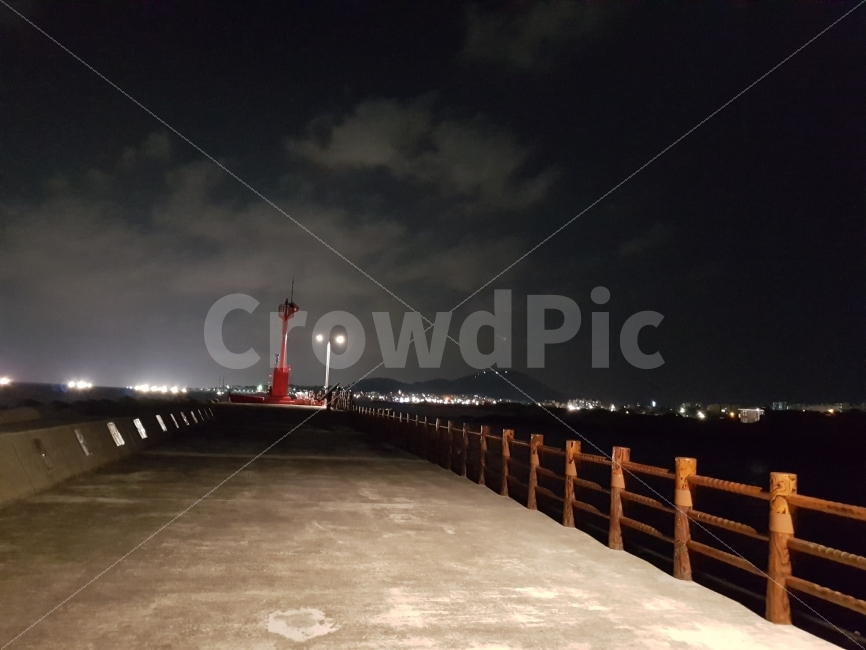 제주,등대,해안도로,야경,감성사진,등대,lighthouse,야경,밤,풍경,nightscape,night,landscape,water,물,waterfront,워터 프론트,pier,교각,port,포트