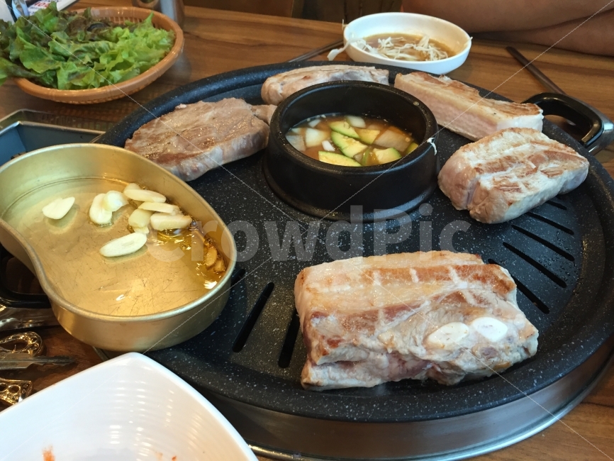 삽겹살,불판,생고기,고기,돼지고기,상추쌈,외식,회식,저녁식사,된장찌개,음식,식재료,요리,food,cook,meal,dishes,food reserves,육류,고기,meat,한식,한국음식,한국요리,korean food,korean dishes,korean meal,korean cook