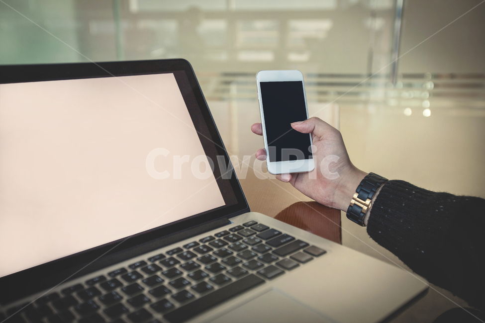 laptop,노트북,computer,컴퓨터,pc,hardware,하드웨어,computerhardware,컴퓨터하드웨어,컴퓨터키보드,computerkeyboard,keyboard,person,사람,human,인간,phone,전화,electronics,전자제품,mobilephone,cellphone,휴대전화,스마트폰,손,smartphone,실내,사무실,정보통신기술,전자기기,전자제품,it,information,technology,electronic equipment,비즈니스,사업,business,service,work