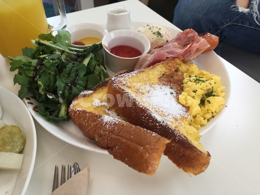 person,food,빵,음식,bread,toast,salad,breakfast,브런치,조식,프랜치토스트