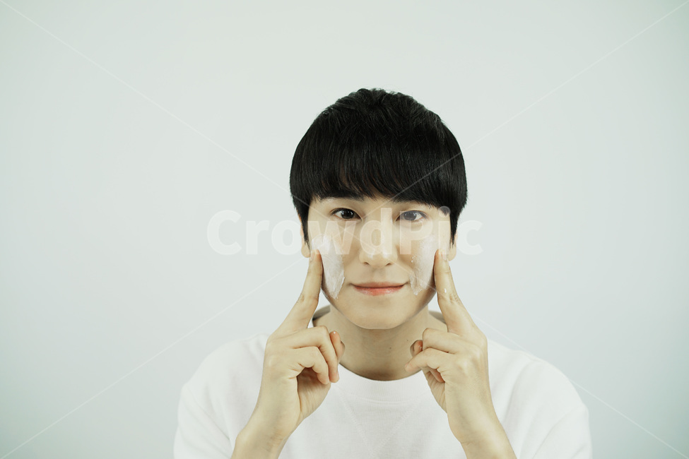 남자,뷰티,스킨케어,피부관리,화장품,로션,beauty,skincare,cosmetic,남성,lotion,그루밍족,사람,인물,인간,human,person,얼굴표정,facial expression,face,남성,남자,man,male,감정표현,기분,feeling,emotion,뷰티,미용,beauty treatment