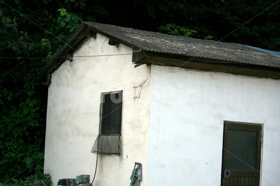 옥외,outdoors,자연,nature,낡은집,낡음,오래됨,거친집,흰색벽,흰벽,낡은벽,스산함,썰렁함,폐가,외로움,건축물,건물외관,exterior,building,structure,architecture,construction