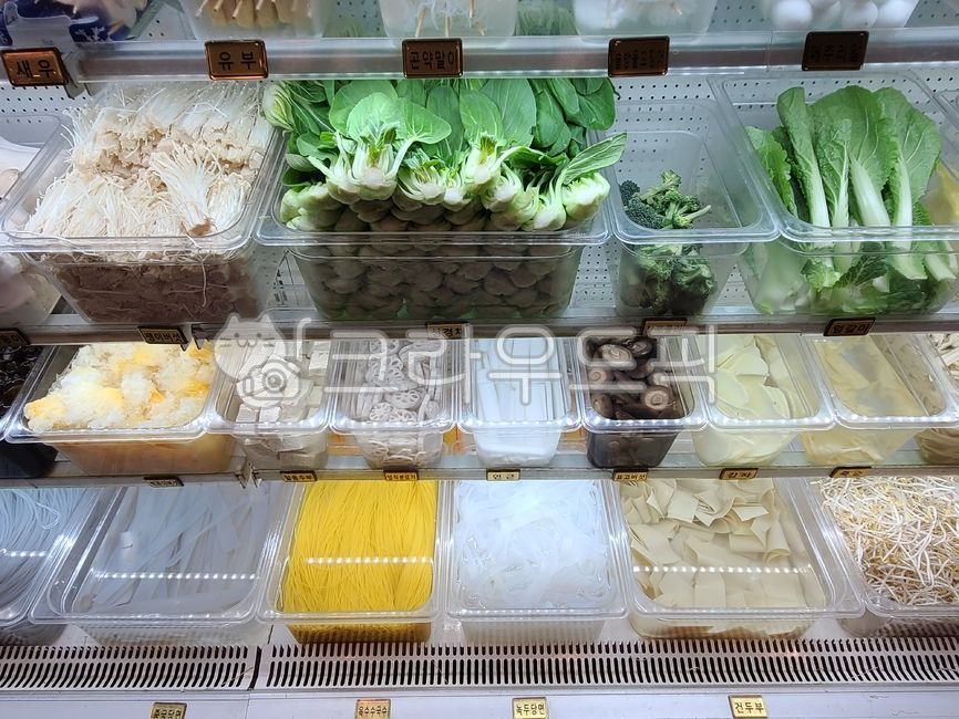 Malatang,Idiot,vegetable display,Lotus root,broccoli,dried tofu,Corn Noodles,ice tofu,mung bean vermicelli,bean sprouts,Enoki Mushroom,store,Shiitake mushrooms,Chinese vermicelli,White Tree Mushroom,bamboo shoots,potato,Mara Xiangguo,Nub integral hat,bok 