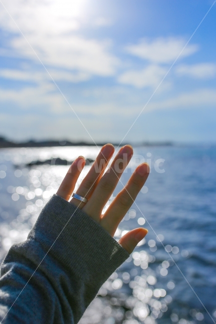 	제주,바다,풍경,손,감성,자연,바람,물,물결,감성사진,기억,기다림,추억,몽환,리플렛,디자인,표지,손가락,커플링,반지,여자,소녀,nature,sea,sky,사람,인물,인간,human,person,신체일부,몸,body,감성,sensible,feeling