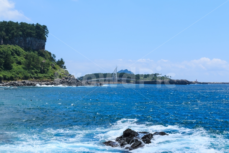 새연교,서귀포,제주도,제주,여행,바다,동너분덕,남주해금강,푸른하늘,푸른,하늘,푸른바다,에메랄드,파란,풍경,경치,제주여행,여행지,관광,제주관광,관광지,여름,자연,배,보트,열두굴,황우지해안,랜드마크,다리,교량,자연,풍경,nature,landscape,제주도,jeju,jeju island,outdoors,옥외,land,땅,sea,water,물,ocean,대양,shoreline,해안선,coast,연안,promontory,곶