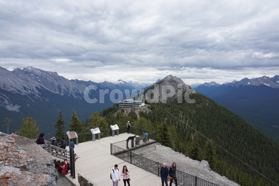 person,사람,human,인간,handrail,난간,banister,slope,경사,outdoors,옥외,nature,자연,mountain,산,산맥,rockymountain,록키산맥,록키,꼭대기