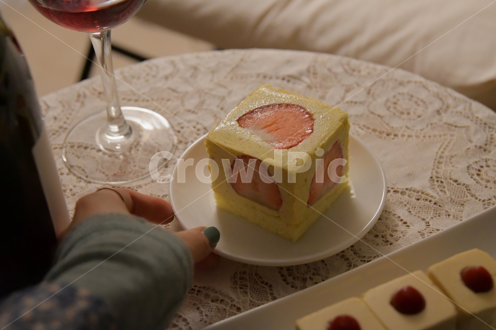디저트,케이크,딸기케이크,빵,와인,레드와인,와인잔,딸기,테이블,레이스,손,사람손,dessert,bread,cake,strawberrycake,wine,redwine,glass,hand,table,party,음식,식재료,요리,food,cook,meal,dishes,food reserves,디저트,간식,후식,dessert,snack