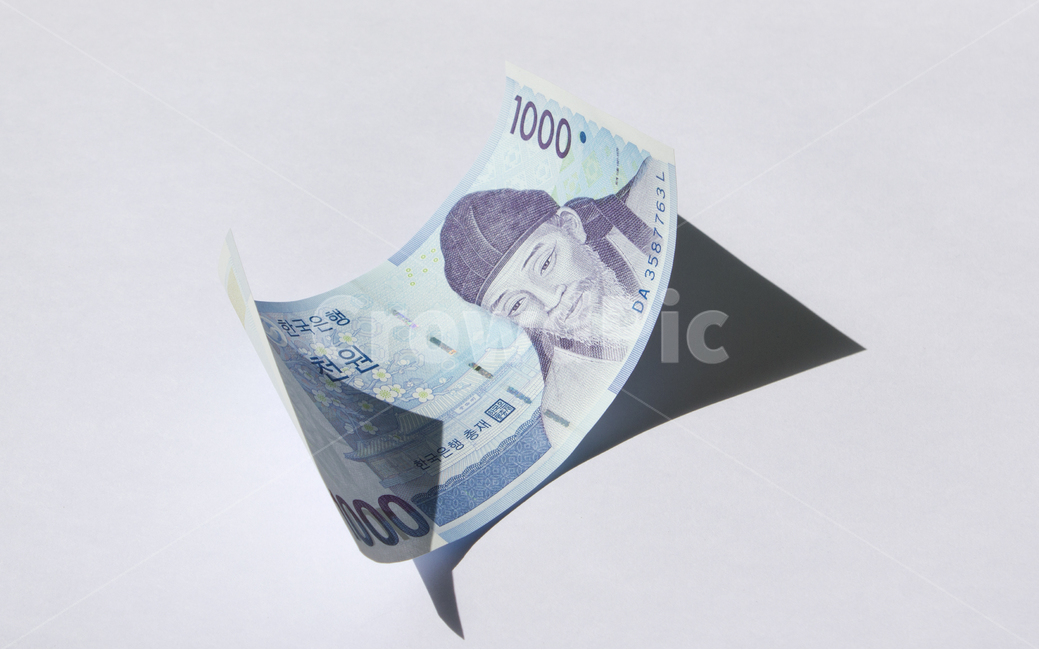 돈,지폐,종이돈,머니,금융,경제,흰배경,천원,1000,1000원,한국,대한민국,화폐,앞면,한장,그림자,종이,금융,돈,finance,banking,money