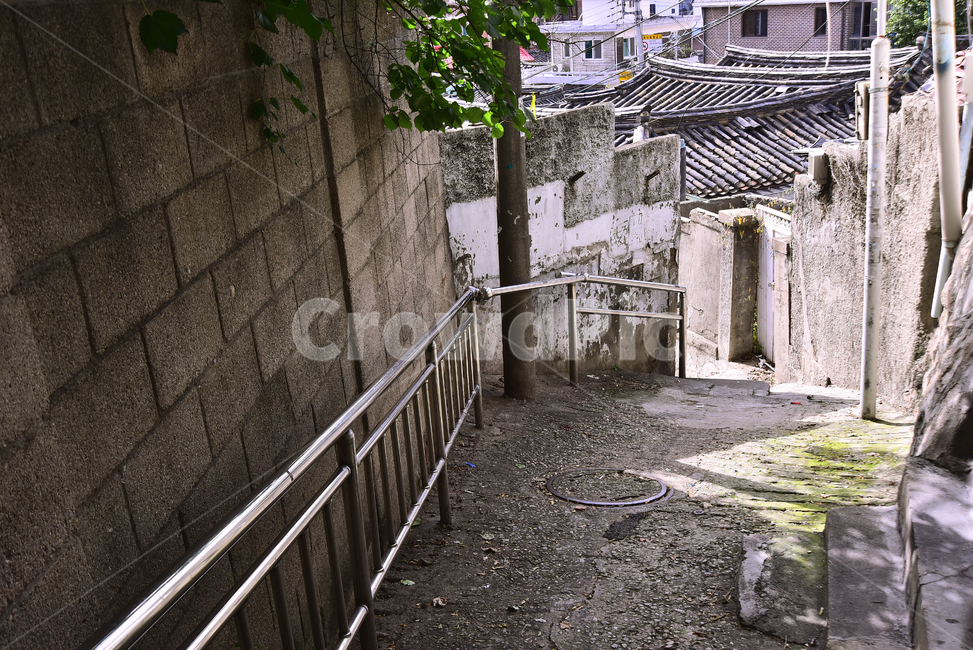 골목풍경,달동네,골목길,좁은길,건물,house,주거지,가난,외곽지대,재개발,부동산,변두리,road,poorhillsidevillage,village,빈민촌,언덕길,하우스,서울,마을,집,주택,풍경,서민,산동네,낡은,통로,담장
