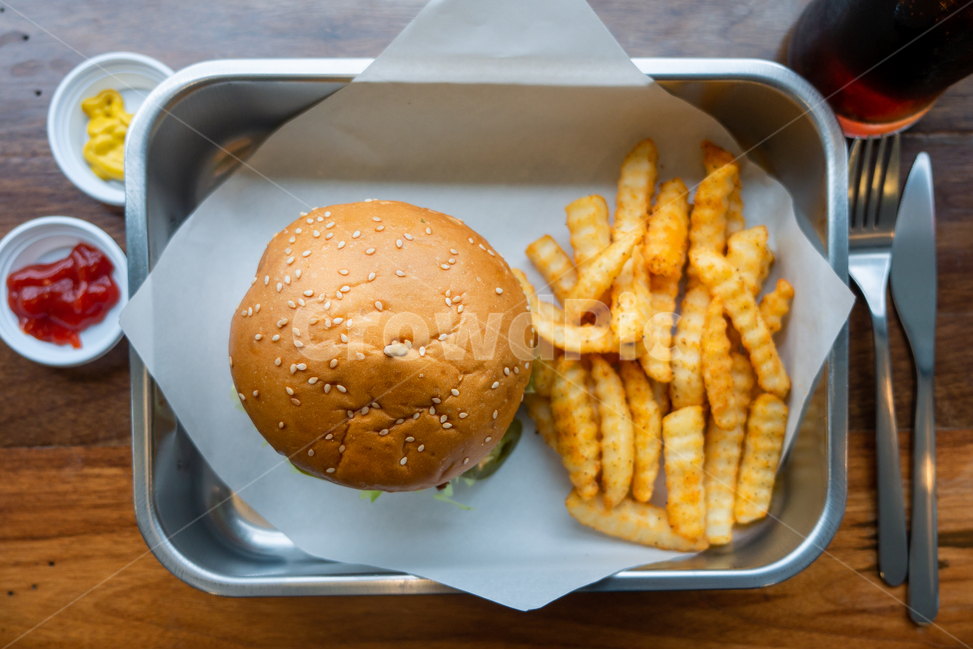 햄버거,치즈버거,버거,햄버거세트,감자튀김,콜라,음료,프렌치프라이,burger,케첩,케찹,맛있는,수제,수제버거,트레이,빵,음식,식재료,요리,food,cook,meal,dishes,food reserves,빵,bread,양식,서양음식,서양요리,western food,western dishes,western meal,western cook