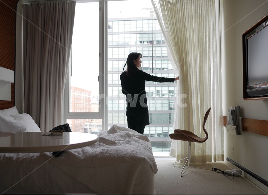 호텔,뒷모습,여자,호캉스,뉴욕,커튼,아침,bedroom,indoors,침실,사람,인물,인간,human,person,여성,여자,woman,female,lady,휴식,힐링,rest,relaxation,healing