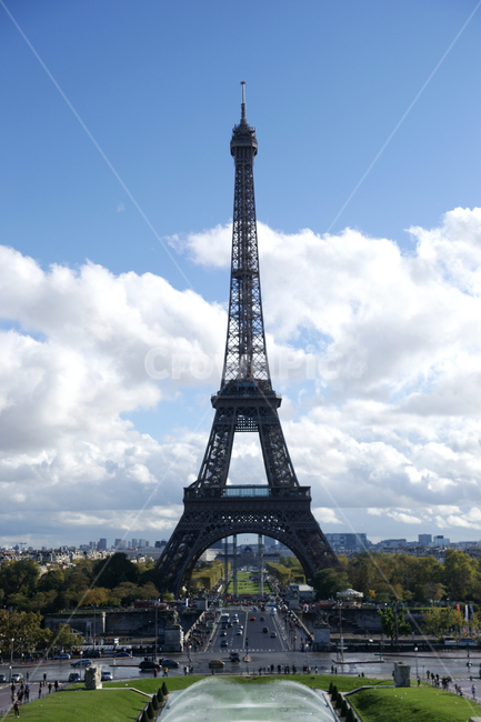 steel structure,fountain,summer,building,cloud,steeple,road,spire,grass,france,europe,The Eiffel Tower,architecture,tower,sky,tree,leaf,fly,rebar,road name,autumn