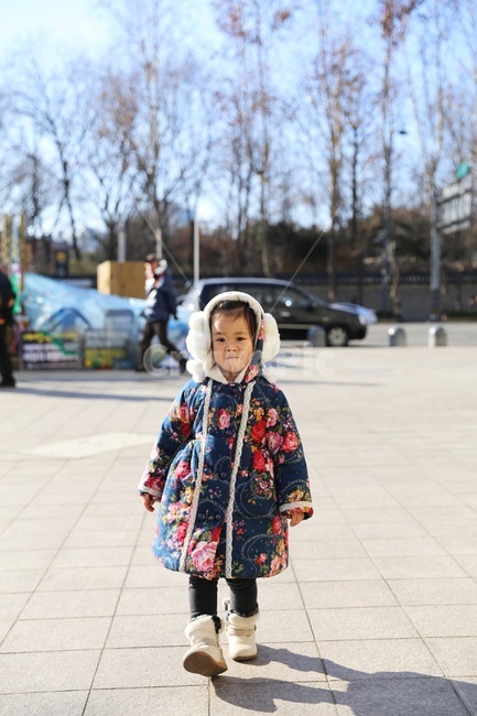서울,seoul,아동모델,쇼핑몰,외출,겨울,계절,winter,season,사람,인물,인간,human,person,어린이,어린아이,child,children,kid,패션스타일,의상,fashion,style