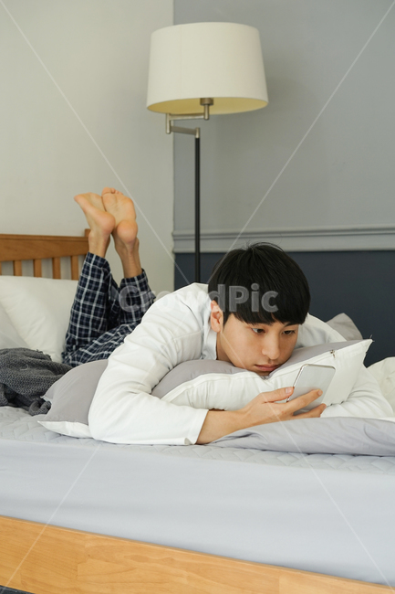 침대,침실,방,실내,집,하우스,남자,남성,이불,bed,휴식,휴일,베개,핸드폰,모바일,휴대폰,집돌이,집콕,방구석,일상,따분한,지루한,심심한,사람,인물,인간,human,person,남성,남자,man,male