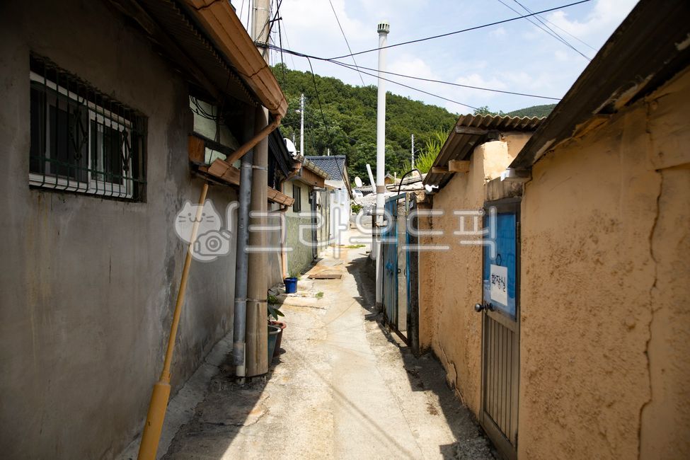 small,door,side door,rainwater gutter,building,Jeonju,crack,pot,cement wall,Town,sight,alley,packed,close,restroom,roof,town,Chimney,narrow road,wire,sunlight,lattice,vintage,telephone pole,window,wall,fence,main door,Threat