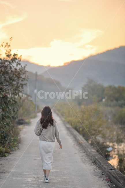 노을,일몰,풍경,구름,산,가을,사람,인물,인간,human,person,여성,여자,woman,female,lady,여행,휴가,traveling,vacation,trip,감성,sensible,feeling